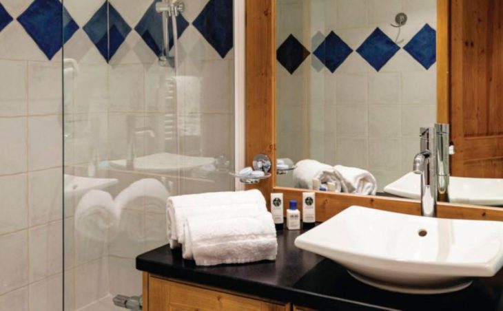 Le Hameau du Rocher Blanc Apartments, Serre Chevalier, Bathroom